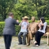 thumbnail - 노무현 추도식날 봉하 기념관서 ‘일베 손가락’ 인증샷 남긴 젊은 남녀