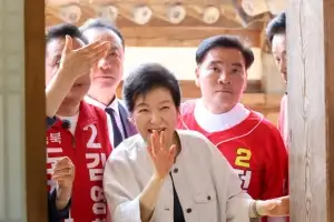 thumbnail - 박근혜 전 대통령, 고 육영수 여사 생가 방문