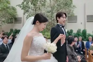 thumbnail - 배우 윤승우♥전재희, 결혼했다…‘한예종 동문’ 안은진 축사