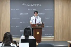 thumbnail - 문성호 서울시의원, 홍제역 앞 불법 점거 마트 대표·건물주 형사 고발