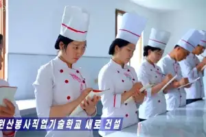 thumbnail - 요리 교육 받는 北 원산봉사직업기술학교 학생들