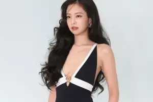 thumbnail - 제니, 시선 사로잡는 파격 패션
