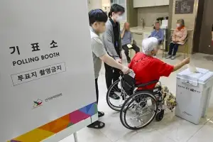 thumbnail - 거소 투표하는 어르신