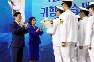 thumbnail - 이 대통령 부부, 해양대 실습생 귀항 축하