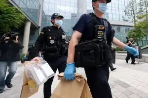 thumbnail - ‘흉기 사건 현장’ 조사 마친 과학수사대