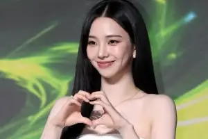 thumbnail - 손 하트 만드는 카리나