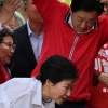 박근혜 전 대통령 길 터주는 