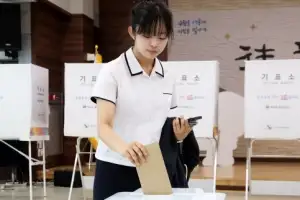 thumbnail - ‘생애 첫 투표’ 고등학생…사전투표 첫날