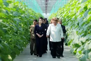 thumbnail - 김정은, 주애와 신의주온실농장 시찰