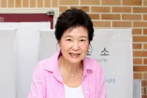 thumbnail - 투표하는 박근혜 전 대통령