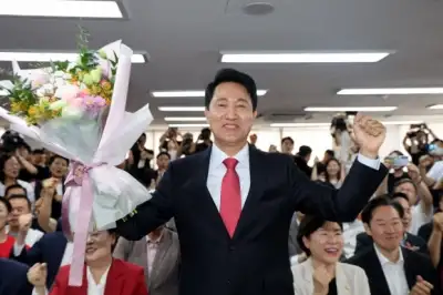꽃다발 든 오세훈 서울시장 후보