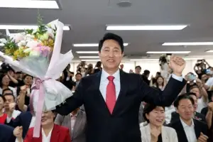 thumbnail - 꽃다발 든 오세훈 서울시장 후보