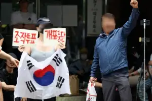 thumbnail - 투표함 반출 반대하는 시민들