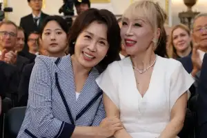 thumbnail - 기념촬영하는 김혜경 여사와 소프라노 조수미