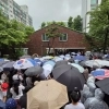 thumbnail - 투표소 봉쇄 ‘33시간째’…“제발 떠나달라” 참다못한 주민들 결국
