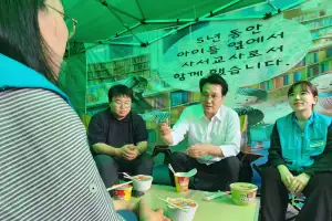 thumbnail - 유호준 경기도의원, 안민석 교육감 당선인과 ‘교원+사서 기간제교사’ 농성장 방문