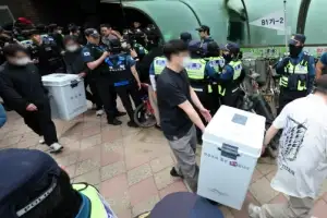 thumbnail - 이송되는 잠실7동 2투표소 투표함