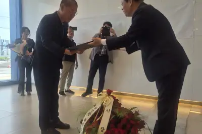 박성현 광양시장 당선인, ‘1만 배’ 박형규 운동원에게 당선증 수여···눈물의 약속