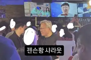 thumbnail - 젠슨 황, 김선태 만났다?…홍대 식당서 포착된 뜻밖의 투샷