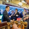 thumbnail - “떡볶이 먹고 콩가루 구매”…李대통령 부부, 전통시장 ‘깜짝’ 방문