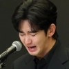 thumbnail - 배우 김수현 ‘눈물’ 1년여만에 드디어…“7월 광고 촬영” 활동 재개