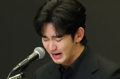 thumbnail - 배우 김수현 ‘눈물’ 1년여만에… “7월 광고 촬영” 활동 재개