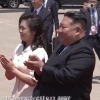 thumbnail - 김정은 부부, 시진핑 공항 마중…레드카펫 깔고 예포 발사