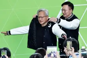 thumbnail - 서울대 점퍼 선물 받는 젠슨 황