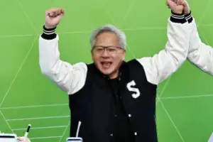 thumbnail - 서울대 점퍼 선물 받는 젠슨 황