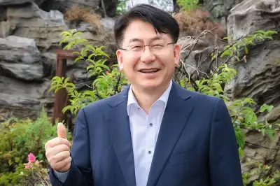 thumbnail - “34년 행정 전문가… 서울시 협조 끌어내 성동 개발 완성”[민선 9기 단체장에게 듣는다]
