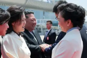 thumbnail - ‘시진핑 부부 영접’ 김정은·리설주