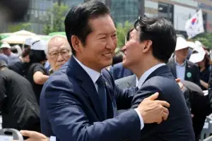 thumbnail - 포옹하는 김민석 국무총리와 정청래 대표