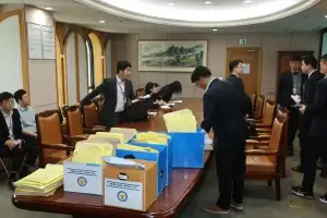 thumbnail - ‘투표지 부족’ 선관위 7곳 압수수색, 노태악 피의자 적시