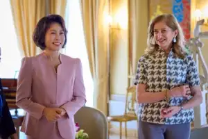 thumbnail - 대화 나누는 김혜경 여사와 伊대통령 영애