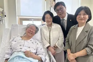 thumbnail - 최휘영 장관, 최불암 ‘병문안’ …“퇴원하면 막걸리 한잔”