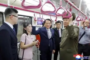 thumbnail - 평양 지하철 참관하는 베트남 대표단
