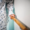 thumbnail - “돈 어디다 썼어?” 질문에…투병 중인 남편 신고하고 집에서 쫓아낸 아내