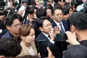 thumbnail - 개표소 시위대 항의받는 민주당 의원들
