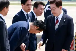 thumbnail - 정청래 대표와 인사하는 이재명 대통령