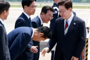 thumbnail - 정청래 대표와 인사하는 이재명 대통령