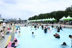 thumbnail - 구로구, 도심 속 오아시스 ‘안양천 물놀이장’ 8일 문열어