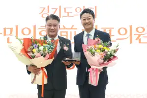 thumbnail - 김정호 경기도의원, 제11대 경기도의회 퇴임식 공로패 수상