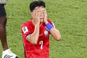 thumbnail - 32강 직행 실패, 아쉬워 하는 손흥민