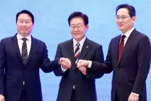 thumbnail - 손잡은 李대통령·이재용·최태원