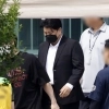 ‘음주 뺑소니’ 김호중, 가석방 출소… “아들아 고생했다” 교도소 앞 팬들 몰려