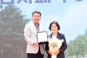 thumbnail - 봉양순 서울시의원, 경춘철교 전망쉼터 ‘경춘마루’ 조성 기여 감사패 수상