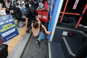 thumbnail - 계단식 버스에 탑승하는 전장연 관계자