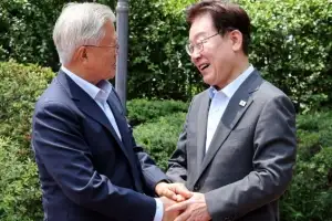 thumbnail - 인사 나누는 이재명 대통령·문재인 전 대통령
