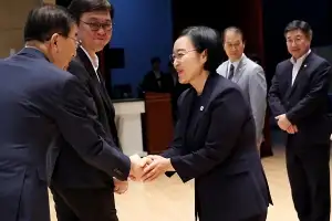 thumbnail - 취임식 뒤 인사 나누는 한성숙 총리