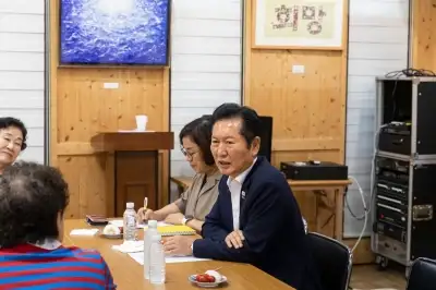 thumbnail - ‘명·문 회동’ 에도 전대 신경전…정청래 “전북 소외” 김민석 “메가 프로젝트 지원”